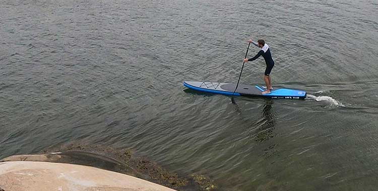 Skal man have redningsvest på paddleboard – og hvilken skal du vælge?