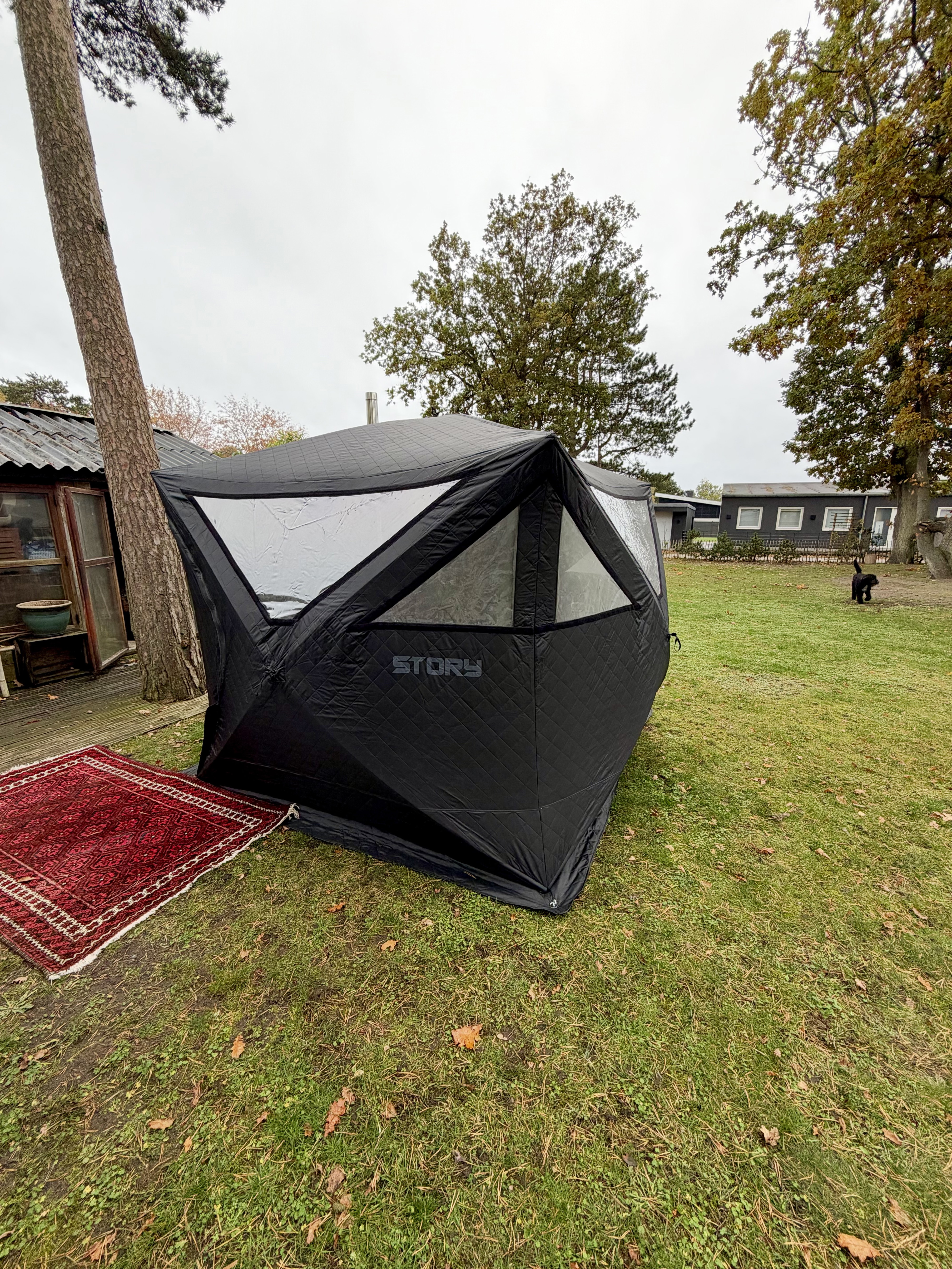 Story HeatCamp saunatelt opstillet i haven
